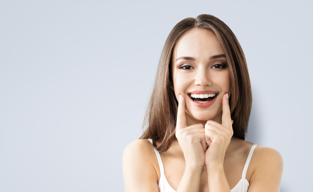  woman with porcelain veneers 