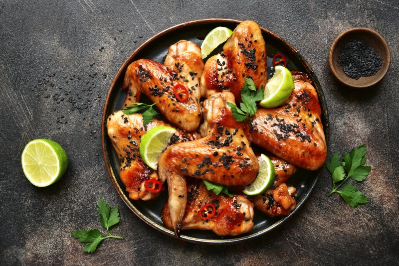 cooked chicken wings with lime slices